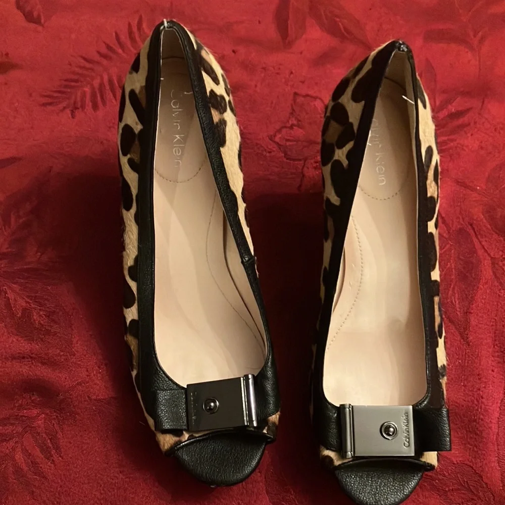 Calvin Klein leopard pony hair peep toe heels 2.5 inch size 6.5 shoes mob wife